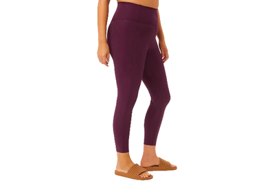 Love this look-yoga pants (or leggings) and flip flops